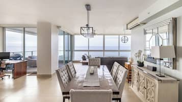 Älytelevisio, pöytätennispöytä, kirjoja, stereot