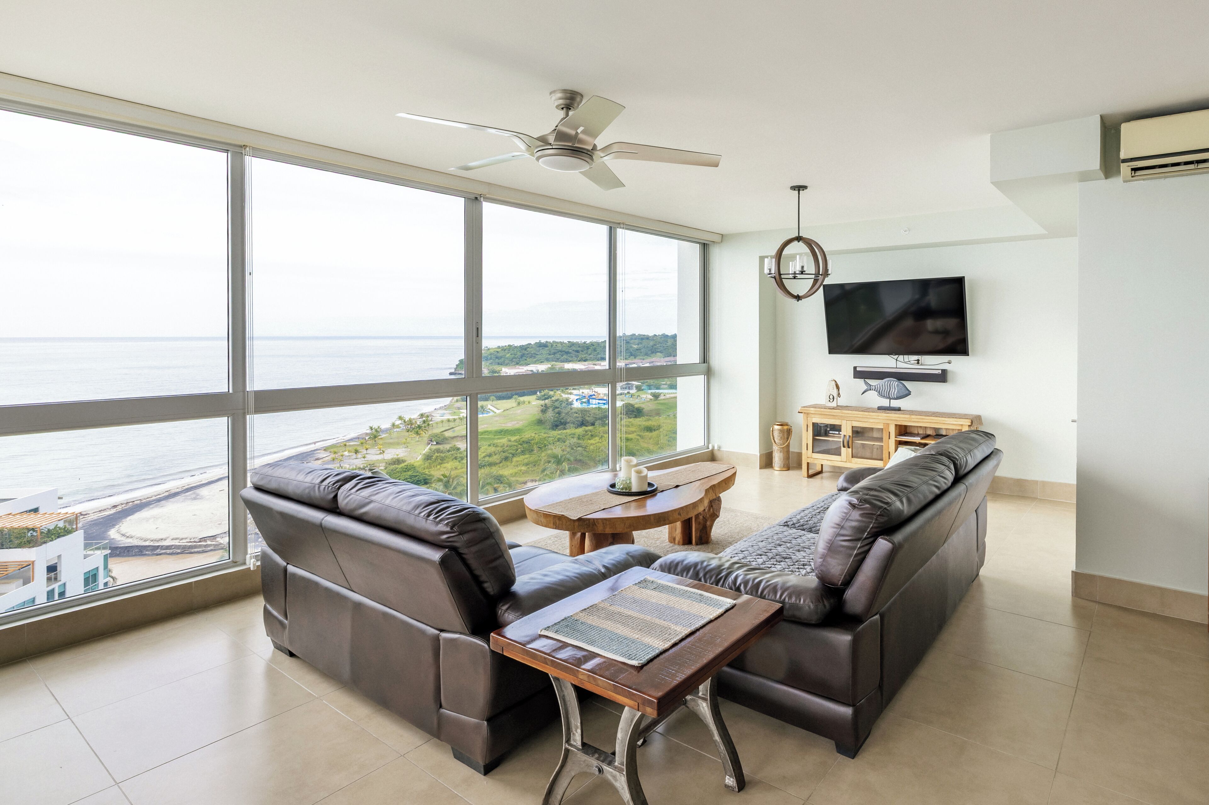 Een smart-tv, een tafeltennistafel, boeken en een stereo