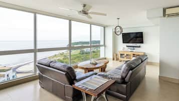 Smart-tv, een tafeltennistafel, boeken en een stereo