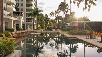 Een buitenzwembad, een verwarmd zwembad