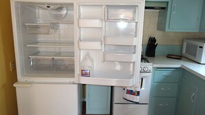 Fridge, microwave, oven, stovetop - Spectacular Desert  View Guest House (Tucson)