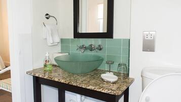Badewanne, Haartrockner, Handtücher
