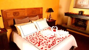 A bed with rose petals and a heart-shaped towel arrangement. - La Casa de Don Pedro, Beautiful house in Antigua Guatemala (Antigua Guatemala)