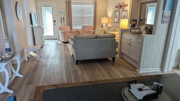 Smart-tv, een dvd-speler, boeken en een stereo