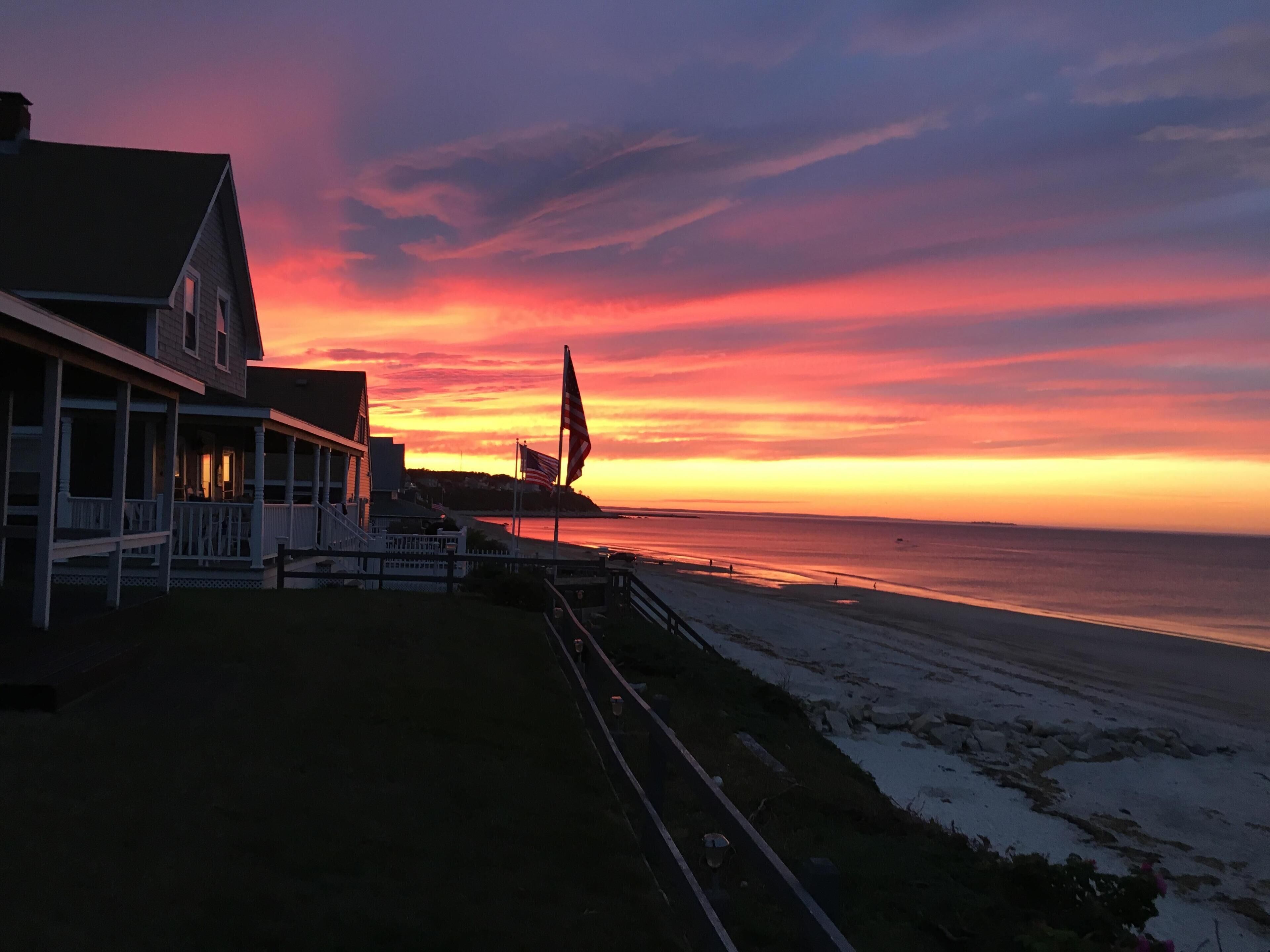 DIrect Ocean Front Cottage with Private Stairs to White Horse Beach