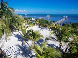 On the beach, sun loungers, beach towels - Island style, laid-back living, waterfront, pool, pier and outdoor shower (San Pedro)