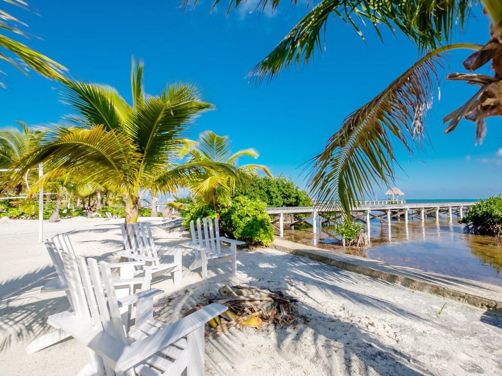 Accommodatie ligt op het strand, ligstoelen, strandlakens