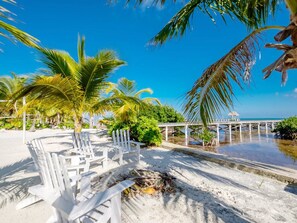 Accommodatie ligt op het strand, ligstoelen, strandlakens
