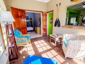 5 bedrooms, in-room safe, iron/ironing board, WiFi - Island style, laid-back living, waterfront, pool, pier and outdoor shower (San Pedro)