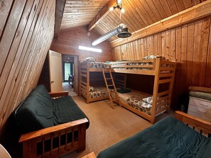 2 bedrooms, iron/ironing board, travel cot, free WiFi