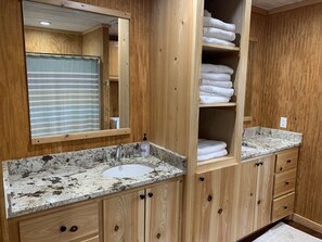 Doccia, asciugamani, carta igienica