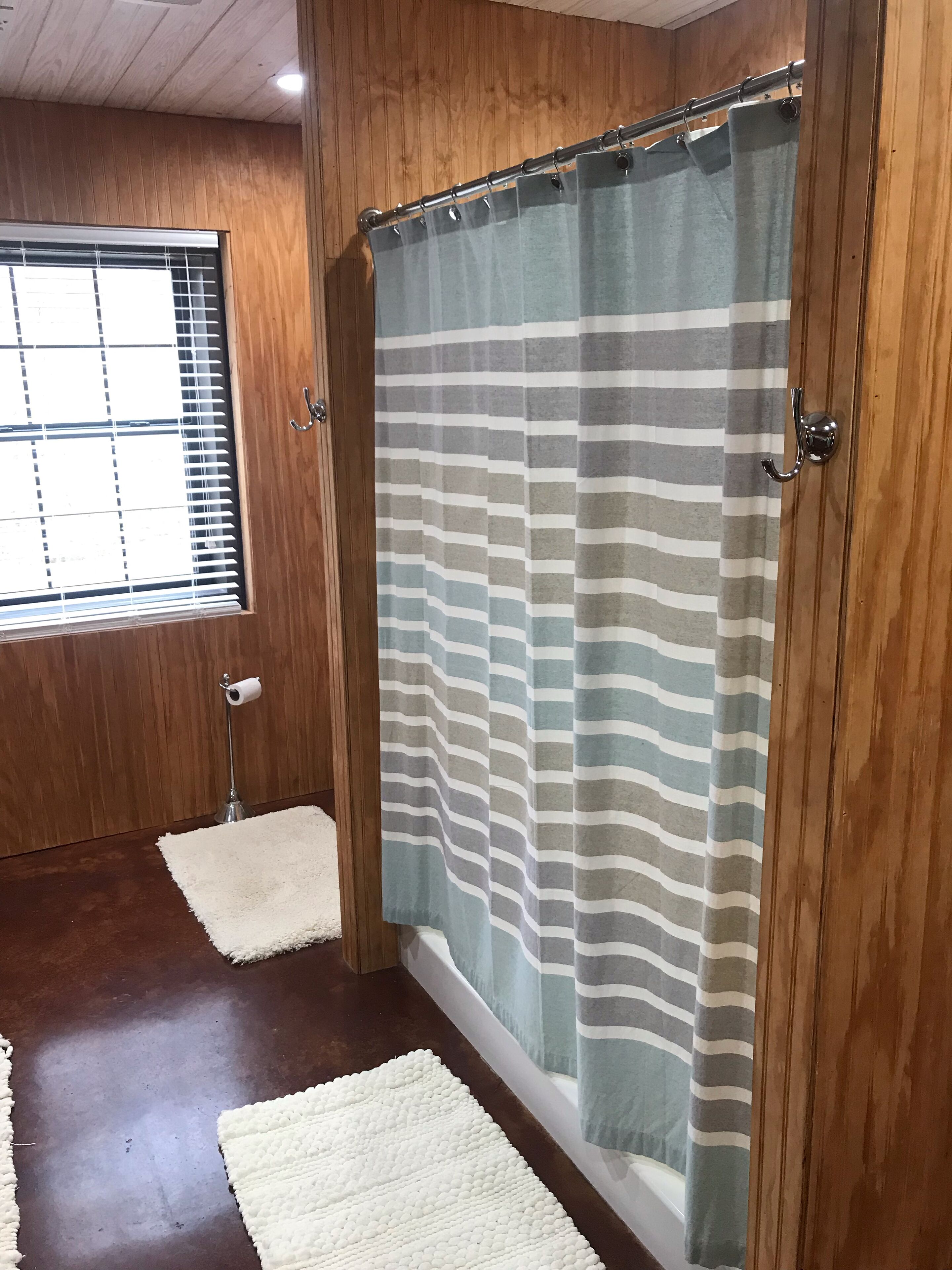 BBQ Barn with private drive and spacious parking