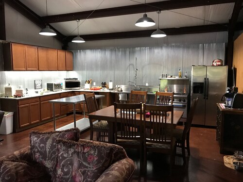 BBQ Barn with private drive and spacious parking