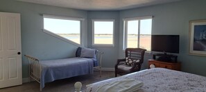 3 slaapkamers, een strijkplank/strijkijzer, gratis wifi, beddengoed