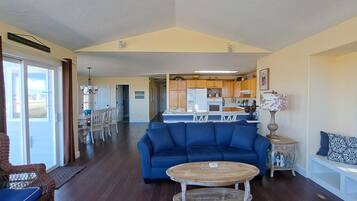 Smart TV, chimenea, mesa de ping pong, libros