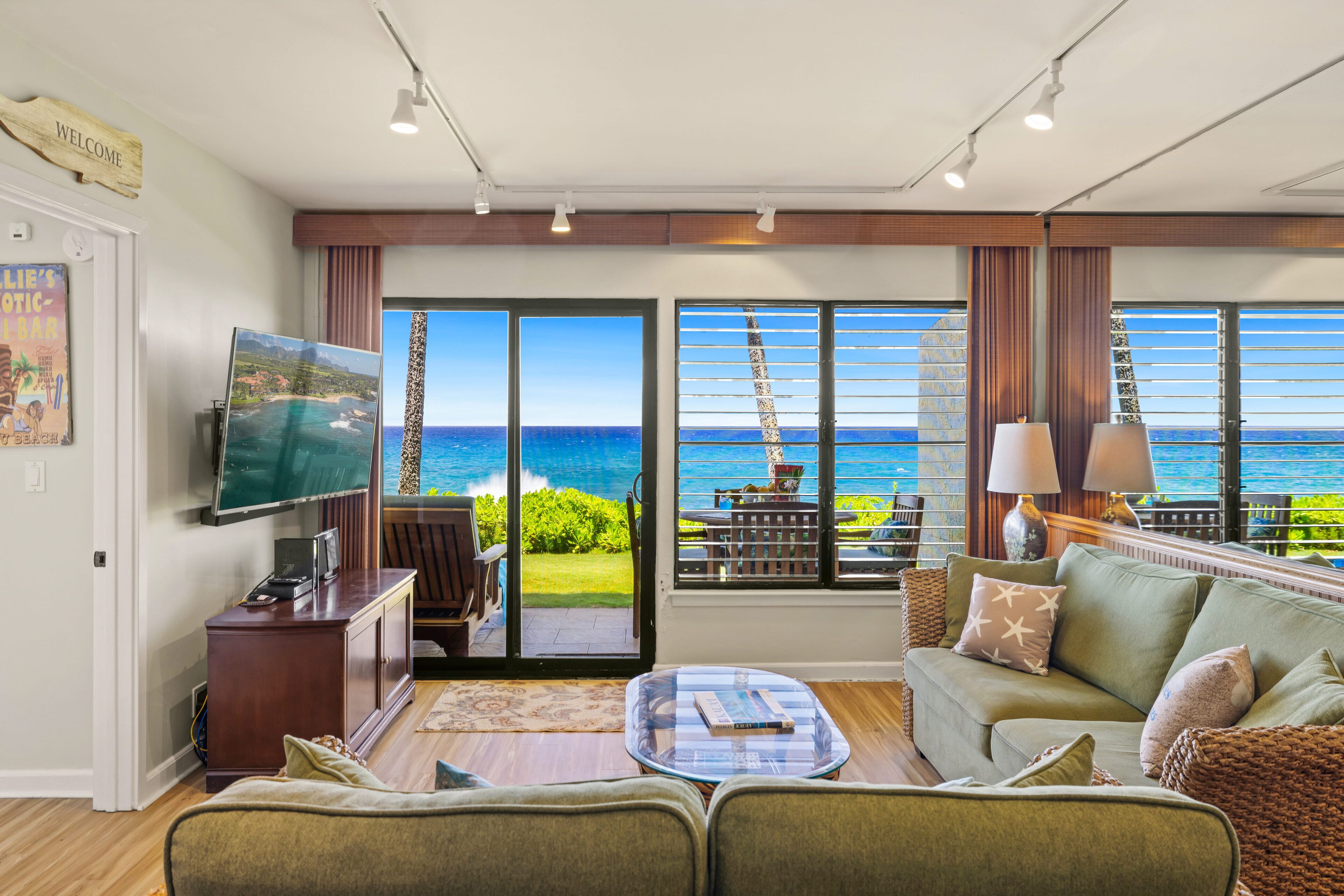 Smart-tv, een dvd-speler, een tafeltennistafel en boeken