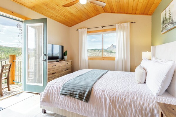 2 bedrooms, desk, iron/ironing board, travel cot - Pikes Peak Ranch - Eagle Crest Cabin (Woodland Park)