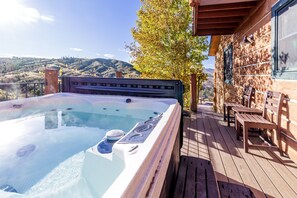 Outdoor spa tub - Pikes Peak Ranch - Eagle Crest Cabin (Woodland Park)