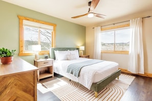 2 bedrooms, desk, iron/ironing board, travel cot - Pikes Peak Ranch - Eagle Crest Cabin (Woodland Park)