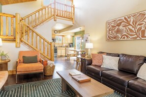 Smart TV, fireplace - Pikes Peak Ranch - Eagle Crest Cabin (Woodland Park)