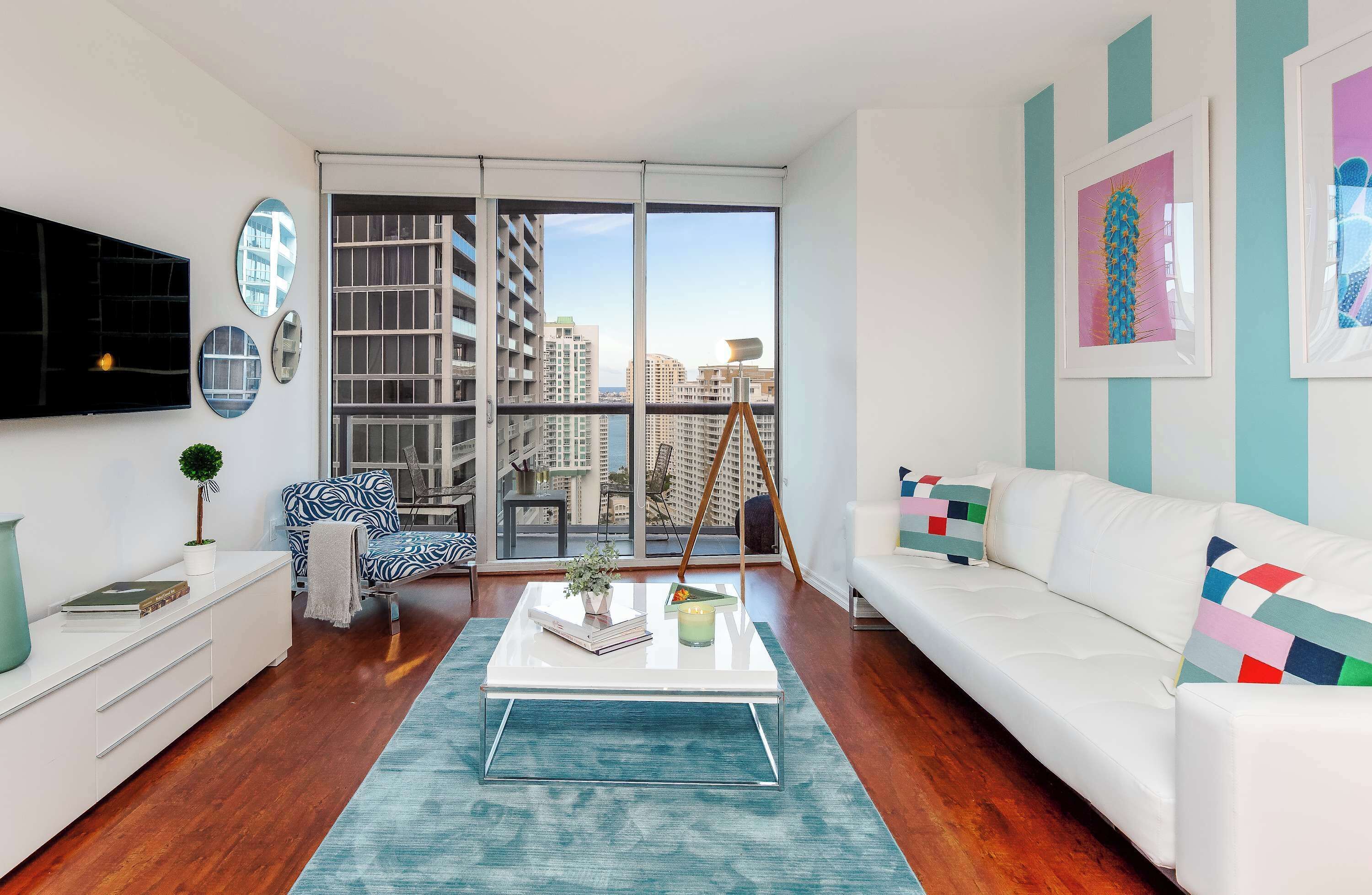 Una televisión, una oficina