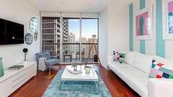 Una televisión, una oficina