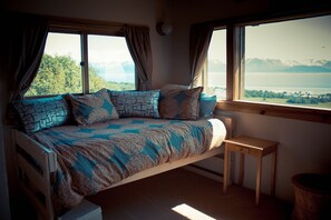 4 habitaciones, escritorio, tabla de planchar con plancha y internet 