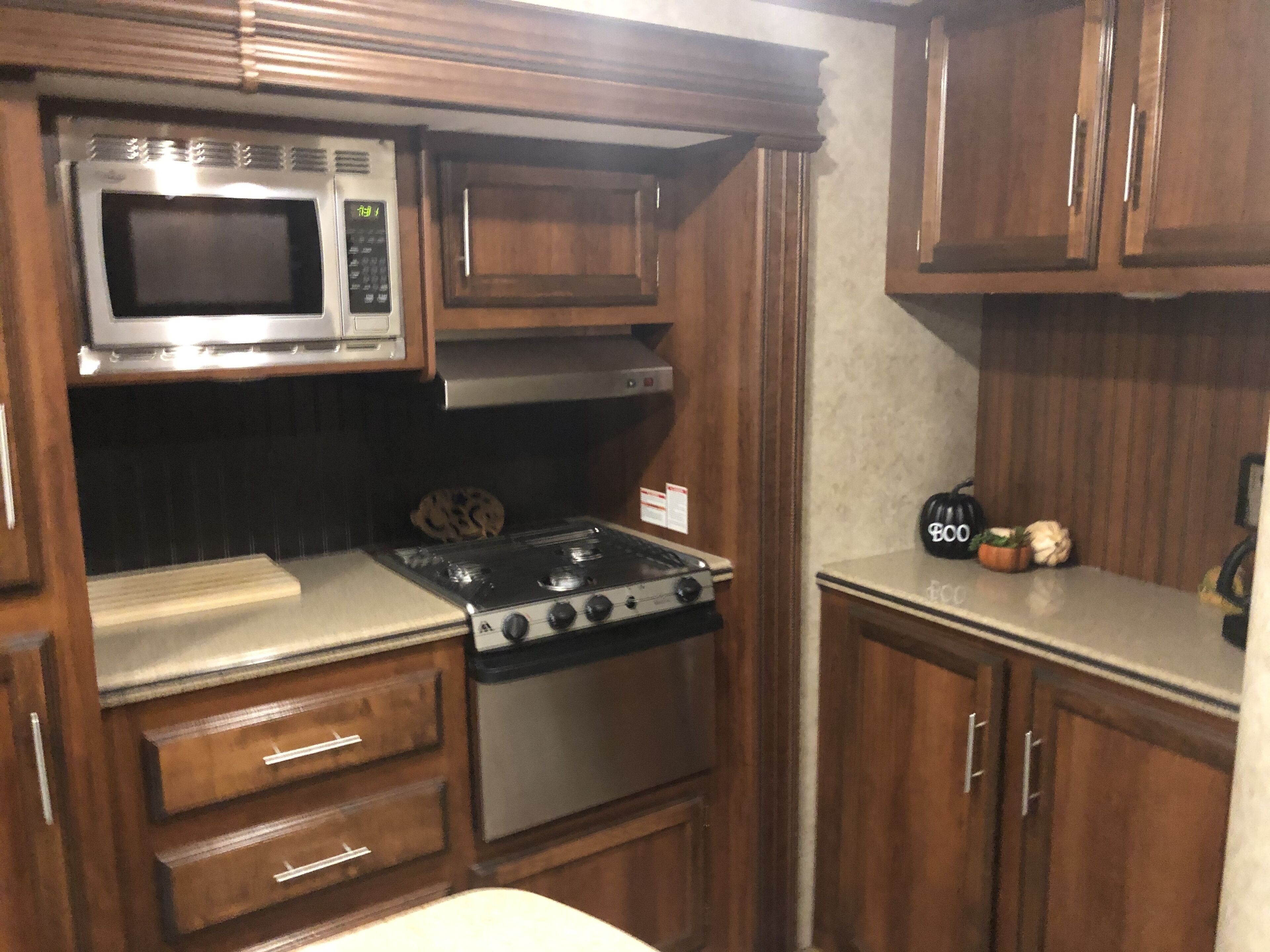 Spacious and Luxurious 37 ft Rv Trailer