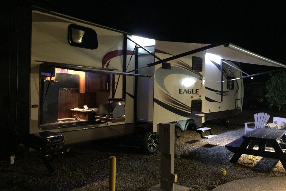 Spacious and Luxurious 37 ft Rv Trailer