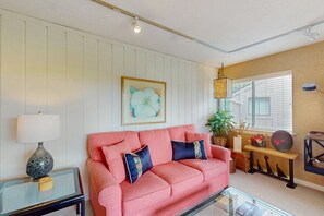 Una televisión, un reproductor de DVD, libros, una biblioteca de música