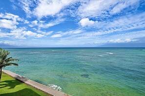Vista costera con cielos despejados y mar en calma.