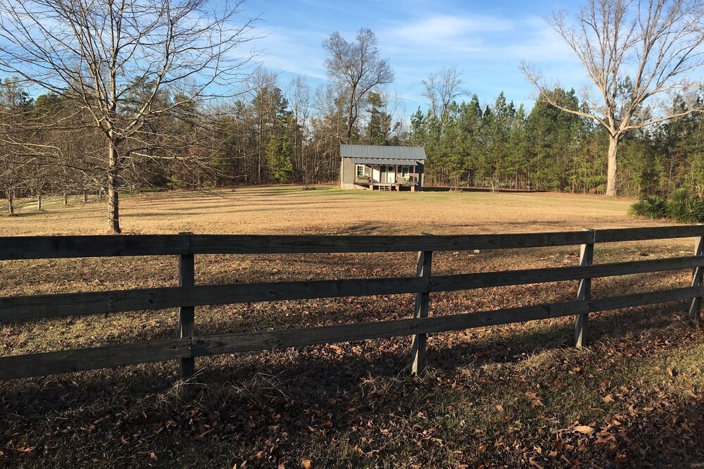 100 year old Restored Cottage with modern comforts near Milledgeville Ga. & Lake