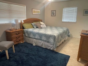 3 bedrooms, iron/ironing board, free WiFi, bed sheets - 5 Pirate's - Pool & seawall for boat.<br>This is a pet friendly home. A pet fee and approval of your pet is required. (Little Torch Key)