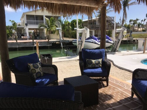 5 Pirate's - Pool & seawall for boat.<br>This is a pet friendly home. A pet fee and approval of your pet is required.