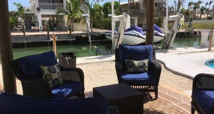 5 Pirate's - Pool & seawall for boat.<br>This is a pet friendly home. A pet fee and approval of your pet is required.