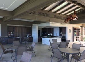 Outdoor dining - 9B EKAHI VILLAGE-STUDIO/BATH, GARDEN VIEW - 1 MINUTE STROLL TO BEACH! (Kihei)