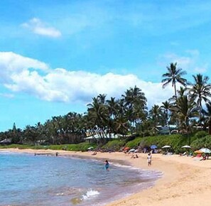 Playa en los alrededores, camastros y toallas de playa 