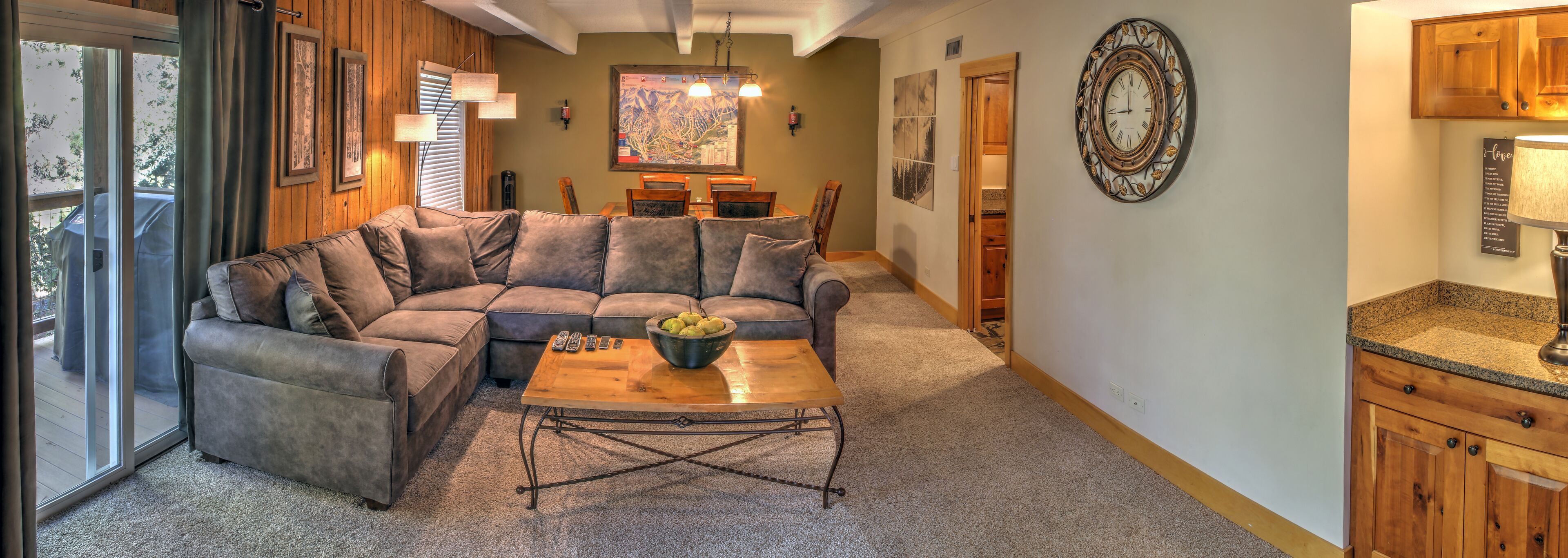 Columbine 305 Penthouse Condo: Walk to Ski Lift and Town! Remodeled bathrooms!