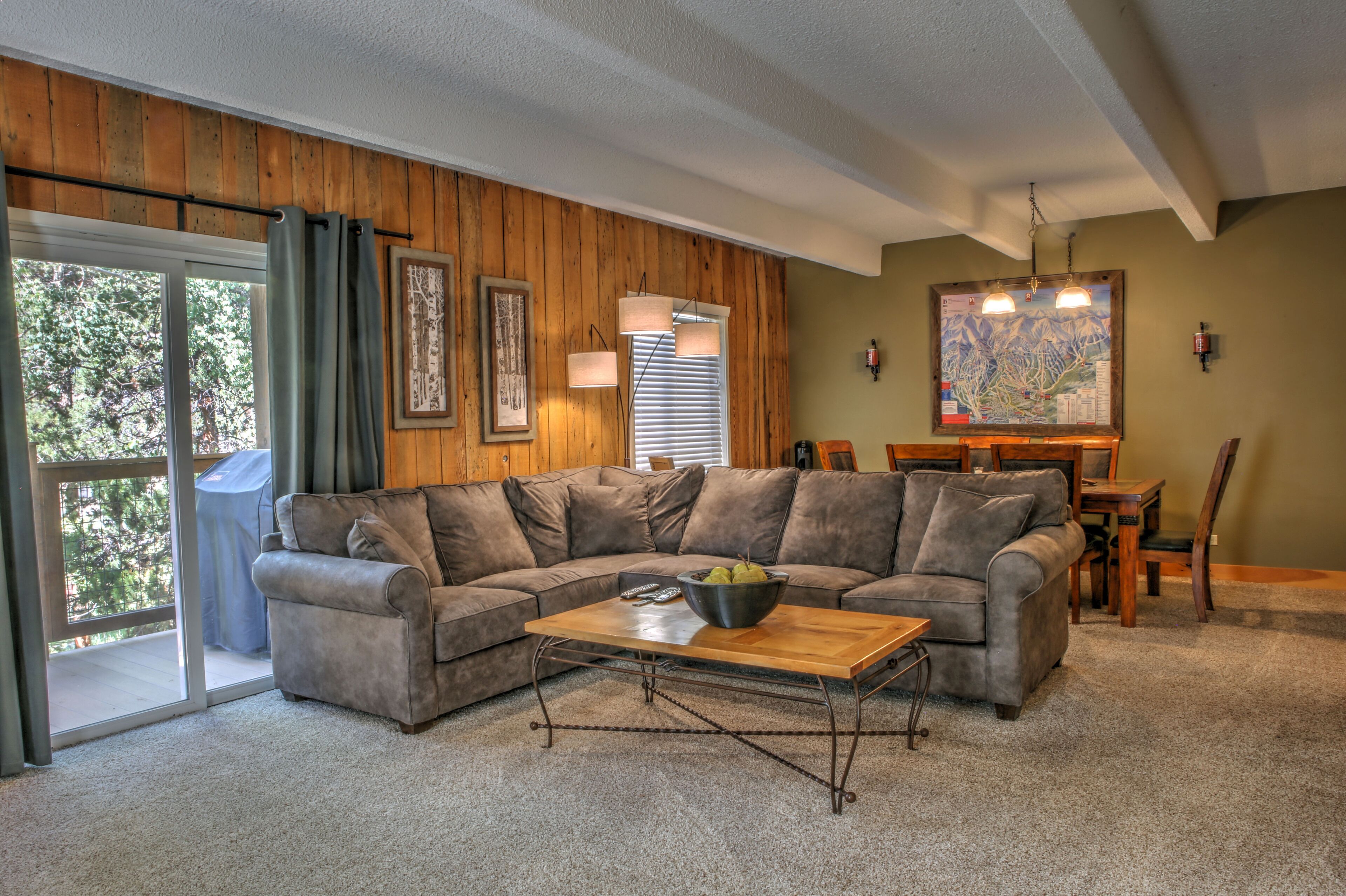 Columbine 305 Penthouse Condo: Walk to Ski Lift and Town! Remodeled bathrooms!