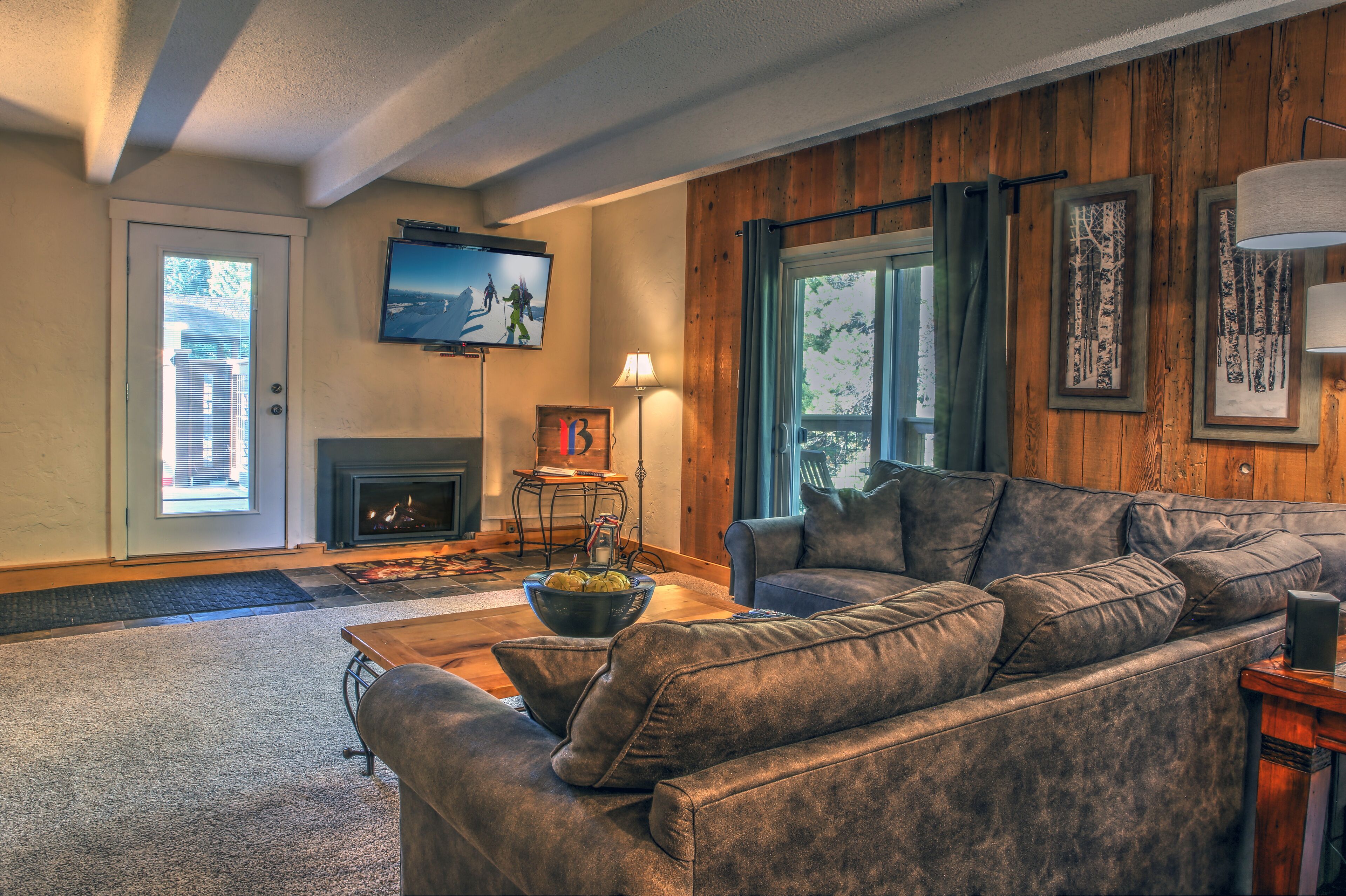 Columbine 305 Penthouse Condo: Walk to Ski Lift and Town! Remodeled bathrooms!