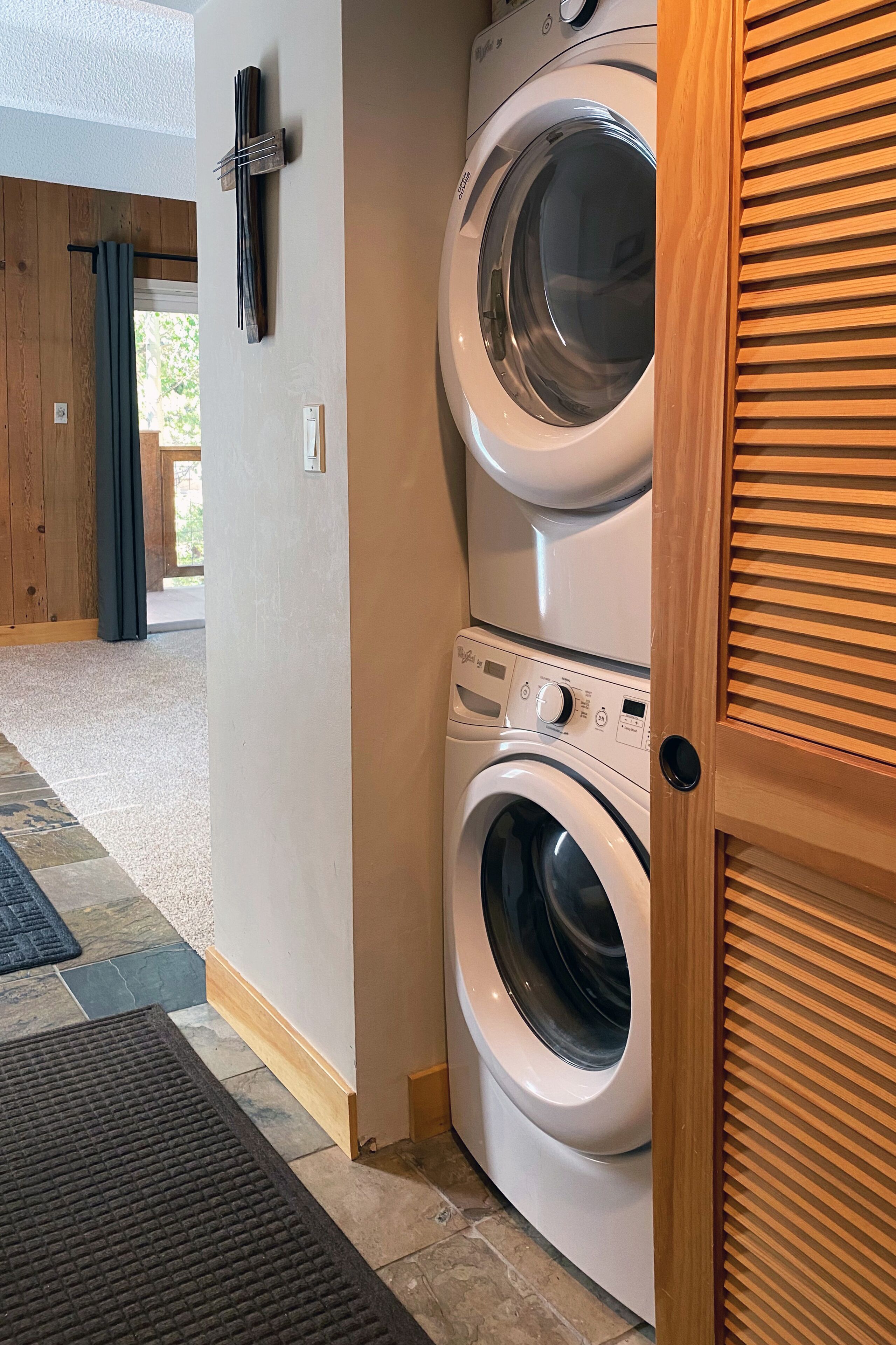 Columbine 305 Penthouse Condo: Walk to Ski Lift and Town! Remodeled bathrooms!