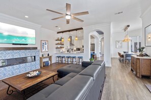 TV connectée, cheminée, lecteur de DVD