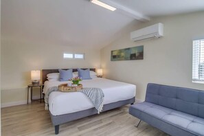 3 slaapkamers, een strijkplank/strijkijzer, reisbedje, wifi