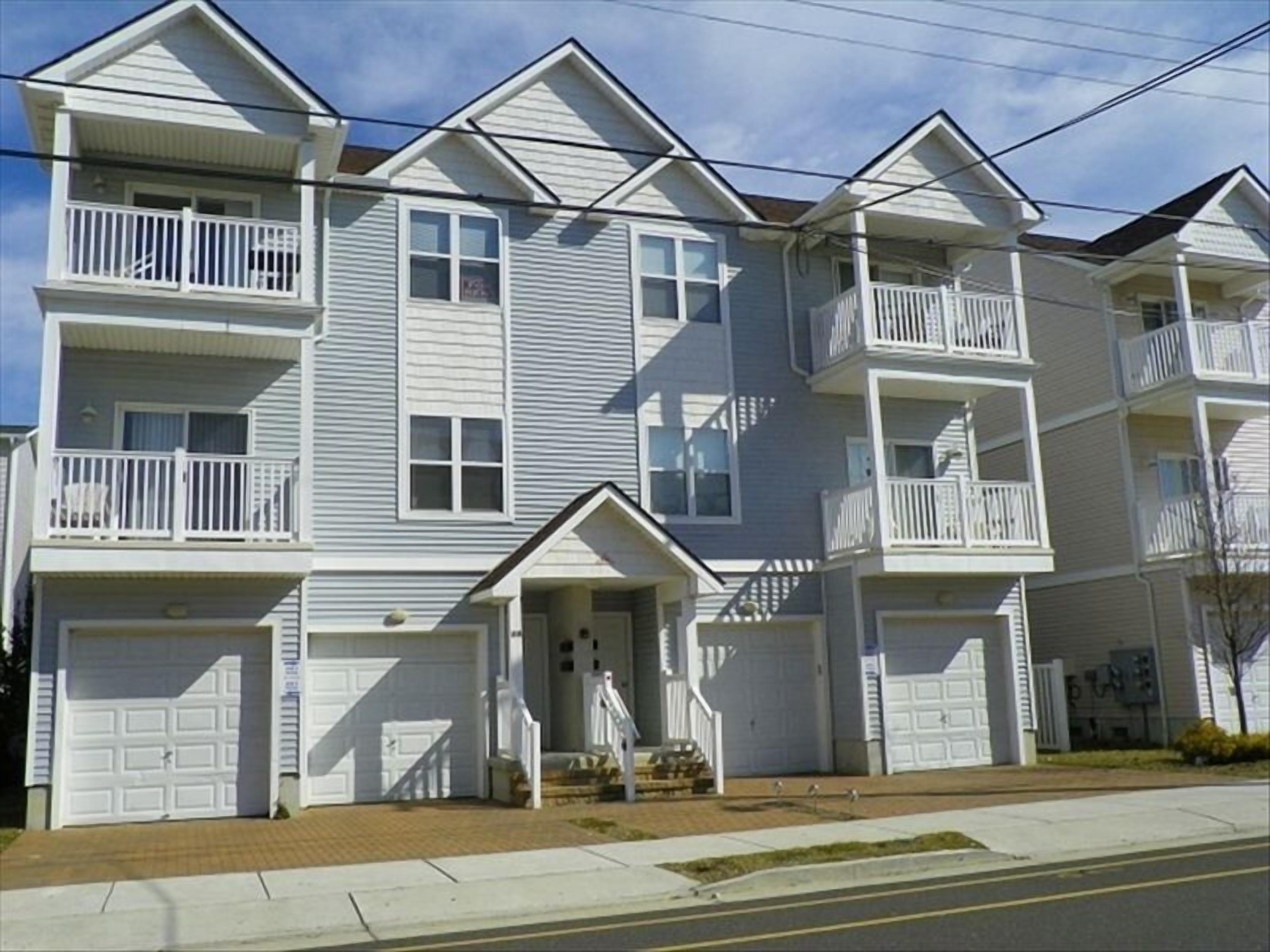 Book for 2024!Fantastic 4 Bedroom Unit, Ocean Views, One block from the beach