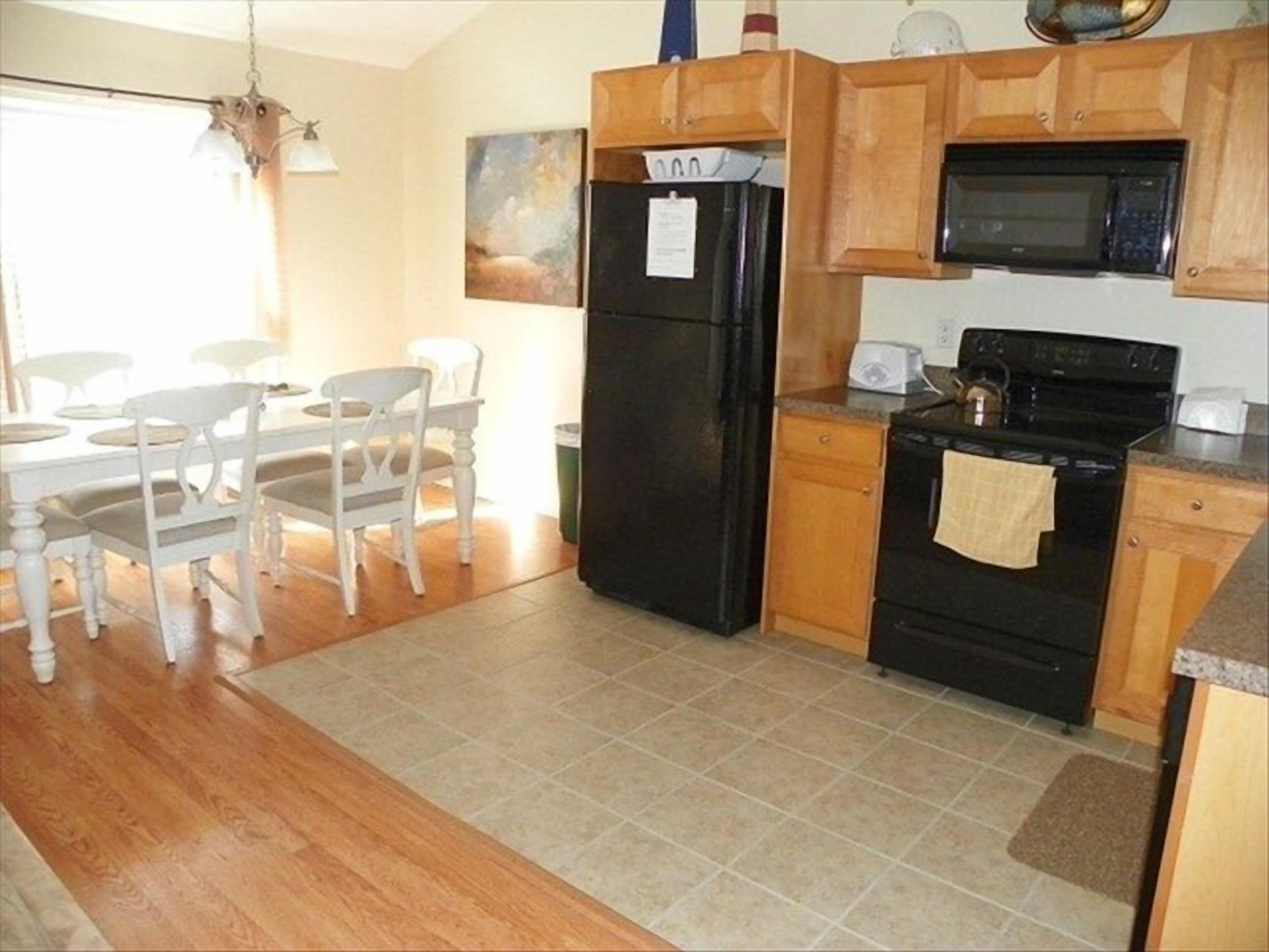 Book for 2024!Fantastic 4 Bedroom Unit, Ocean Views, One block from the beach