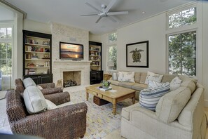 Een smart-tv en een open haard