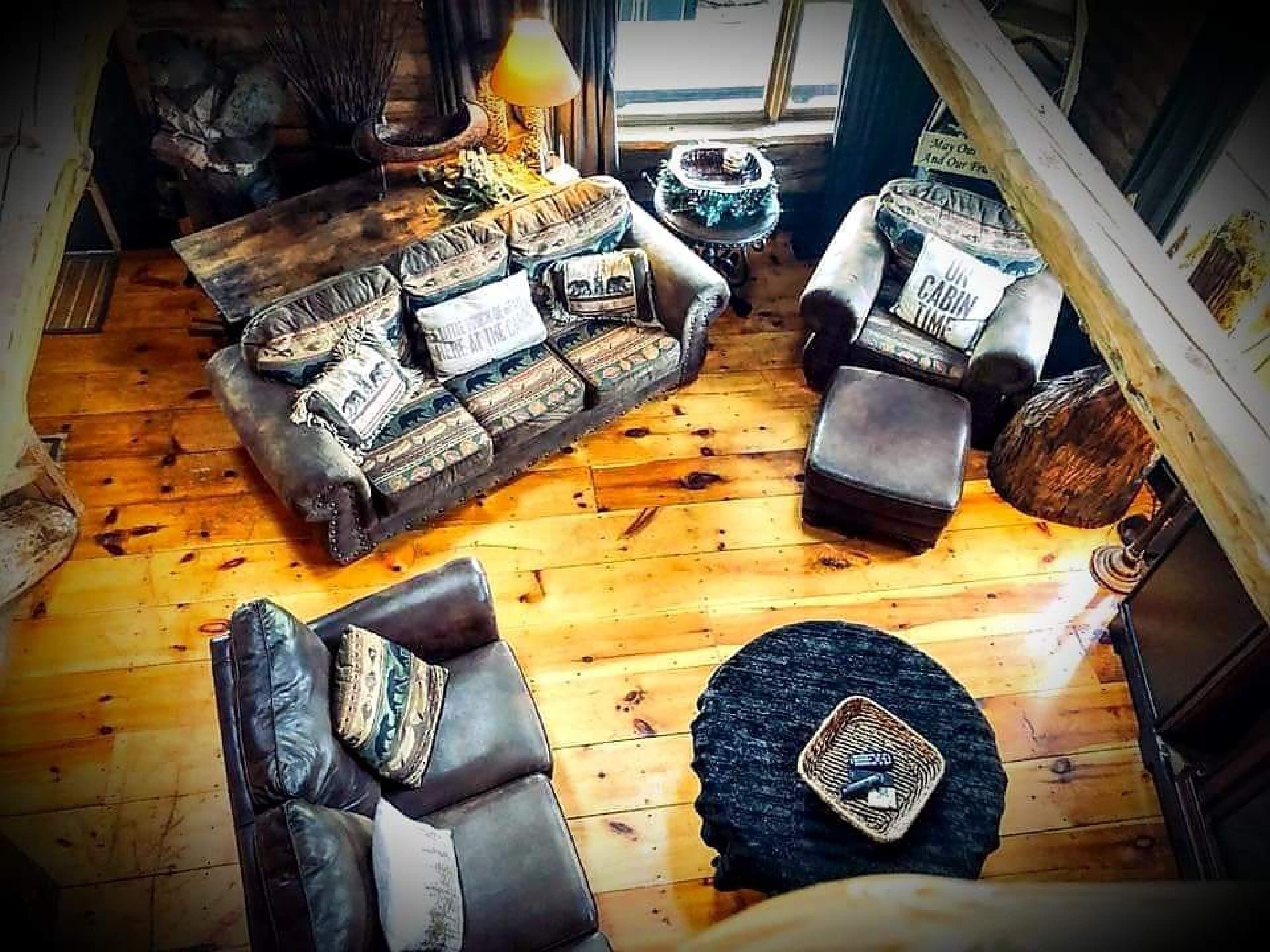 Rustic & Cozy Log Cabin in beautiful countryside with exceptional amenities!