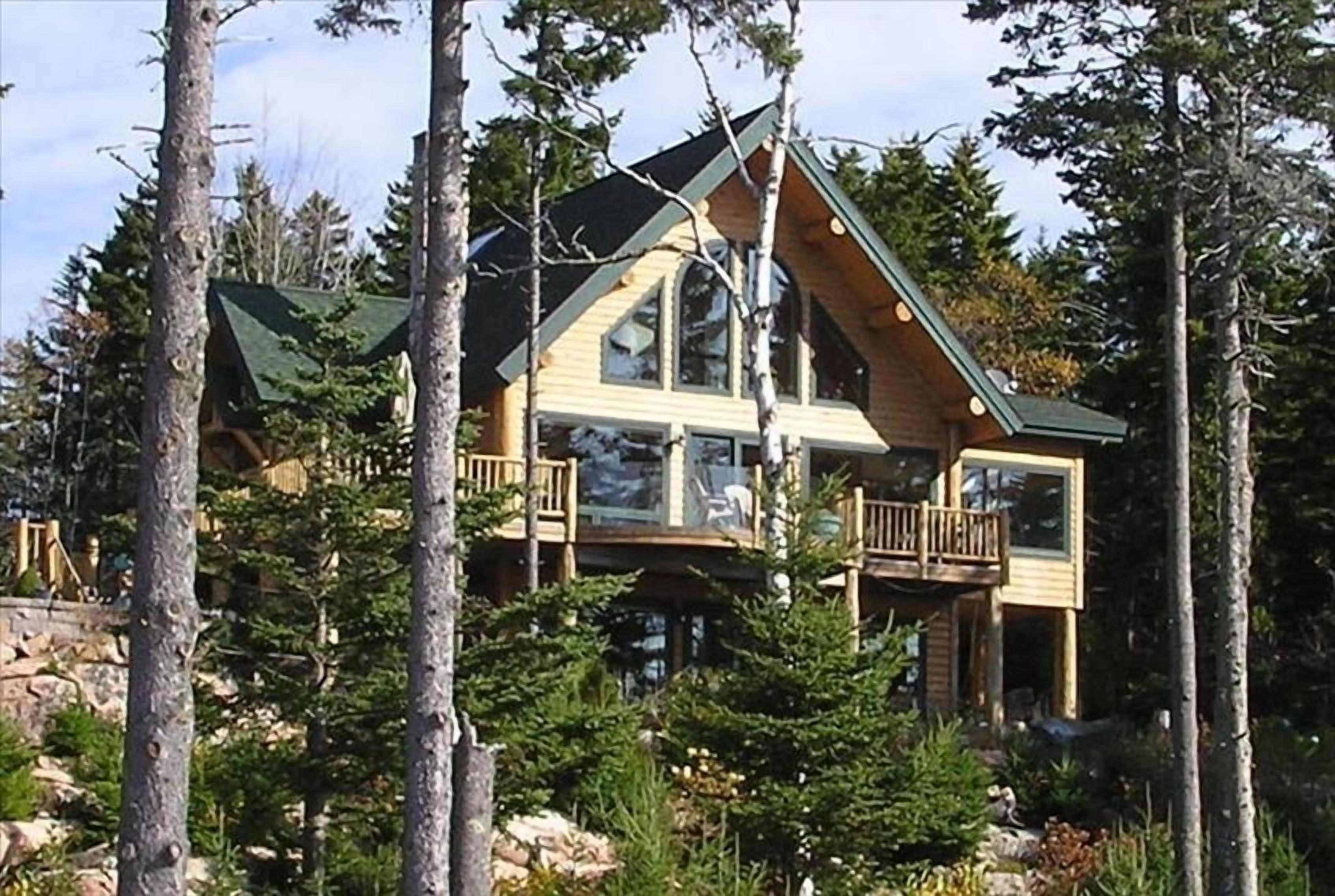Beautiful Ocean Views, Large Cabin Home with Floating Dock. Oceanfront, Spacious