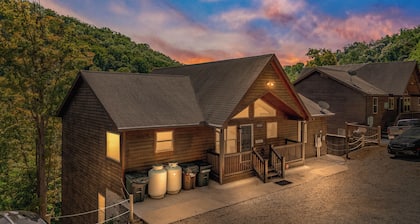 Luxury Lakefront Getaway - Sleeps 26 - Norris Lake’s Best Location