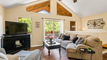 Smart TV, chimenea, reproductor de DVD y futbolito